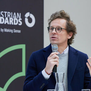 Wien - Am 1. Februar 2023 fand im House of Standards and Innovation ein Roundtable-Breakfast zum Thema ?Photovoltaik/Sonnenernergie: Gr??ter Hebel der Energiewende in ?sterreich?? statt. Valerie H?llinger, CEO bei Austrian Standards International diskutierte mit einigen der gr??ten heimischen Anwender:innen, wie Standards die Sicherheit in der Planung und Inbetriebnahme unterst?tzen k?nnen. Inputs und Beitr?ge kamen von Beatrix Rauscher, Gruppenleitung des Kompetenzzentrums ?Bahninfrastruktur, Regulative Bau, Ingenieurservices, Normen? der Baudirektion der Stadt Wien, Hermann Ponweiser, Leiter Elektrische Energieversorgung bei Flughafen Wien AG, Christian Gabriel, Gesch?ftsf?hrer von OVE Standardization und Matth?us Zelenka, Gesch?ftsf?hrer der Stadthalle Wien.