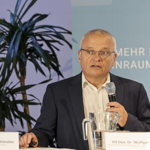Explodierende Baukosten, horrende Bodenpreise und langwierige Bauverfahren ? leistbarer Wohnraum wird zunehmend schwerer zu errichten. Entsprechend brechen aktuell die Bauvorhaben des Sektors ein.Vor diesem Hintergrund haben sich nun mehrere Bautr?ger zusammengeschlossen und die Initiative: "Mehr leistbaren Wohnraum schaffen" gegr?ndet. Bei der PK wurde ein Forderungskatalog gegen?ber der Politik pr?sentiert, um die Bauleistung f?r den leistbaren Wohnraum zu erh?hen.