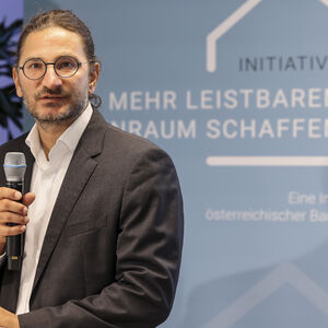 Explodierende Baukosten, horrende Bodenpreise und langwierige Bauverfahren ? leistbarer Wohnraum wird zunehmend schwerer zu errichten. Entsprechend brechen aktuell die Bauvorhaben des Sektors ein.Vor diesem Hintergrund haben sich nun mehrere Bautr?ger zusammengeschlossen und die Initiative: "Mehr leistbaren Wohnraum schaffen" gegr?ndet. Bei der PK wurde ein Forderungskatalog gegen?ber der Politik pr?sentiert, um die Bauleistung f?r den leistbaren Wohnraum zu erh?hen.
