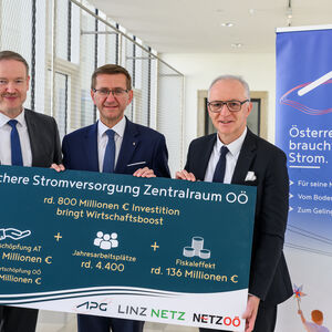 Linz, 19. März 2026 ? Gerhard Christiner, Vorstandssprecher der Austria Power Grid GmbH (APG), Wirtschafts- und Energie-Landesrat Markus Achleitner sowie Christian Helmenstein, Mitglied des Vorstands und Geschäftsführer von Economica, bei einem Medientermin zur sicheren Stromversorgung im Zentralraum Oberösterreich und der Präsentation volkswirtschaftlicher Effekte im OÖ Presseclub in Linz.