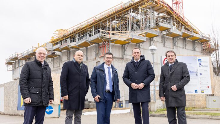 © Daniel Hinterramskogler Foto v.l. ecoplus Geschäftsführer Helmut Miernicki, FH Wr. Neustadt Geschäftsführer Armin Mahr, der Tullner Bürgermeister Peter Eisenschenk, Digitalisierungslandesrat Jochen Danninger und WKNÖ-Präsident Wolfgang Ecker – Copyright Daniel Hinterramskogler