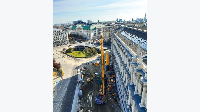 Eine BAUER BG 45 bohrte beim Baulos U2/22 Absprungbauwerk am Schottentor.