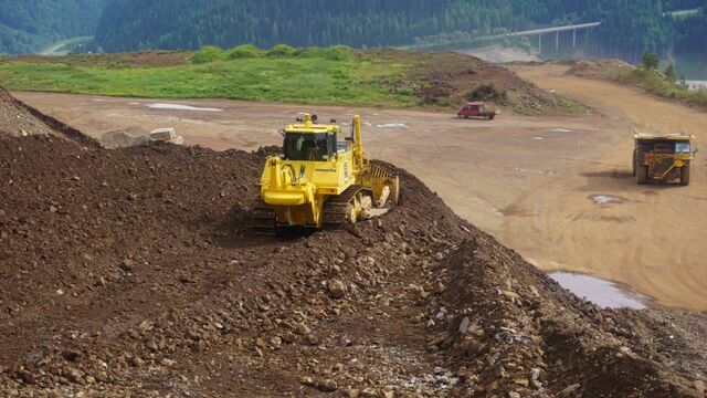 Ein großer Pluspunkt der Komatsu Raupe D155 AXi ist die gute Balance zwischen Schild und Heckaufreißer.