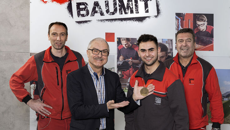 © Baumit Gabriel Asavoaei (2. von rechts), seit Sonntag 24.1. frisch gebackener Berufsstaatsmeister in der Isoliertechnik, hat Baumit grandios bei den AustrianSkills 2021 in Salzburg vertreten und ist damit für die internationalen Berufswettbewerbe WorldSkills Shanghai 2022 nominiert. Mit ihm freuen sich (von links): Manfred Postl, Baumit Ausbilder / Manfred Tisch, Geschäftsführer Baumit GmbH und Christian Beisteiner (rechts), Ausbilder Wärme-Kälte-Schall- und Brandschutztechnik.