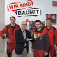 Gabriel Asavoaei (2. von rechts), seit Sonntag 24.1. frisch gebackener Berufsstaatsmeister in der Isoliertechnik, hat Baumit grandios bei den AustrianSkills 2021 in Salzburg vertreten und ist damit für die internationalen Berufswettbewerbe WorldSkills Shanghai 2022 nominiert. Mit ihm freuen sich (von links): Manfred Postl, Baumit Ausbilder / Manfred Tisch, Geschäftsführer Baumit GmbH und Christian Beisteiner (rechts), Ausbilder Wärme-Kälte-Schall- und Brandschutztechnik.