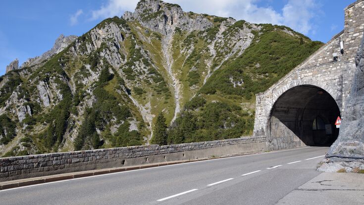 © Adobe Stock Einfahrt zum Arlbergtunnel