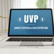 Umweltverträglichkeitsprüfung (UVP) ? Recht, Gesetz, Internet. Laptop im Büro mit Begriff auf dem Monitor. Paragraf und Waage.