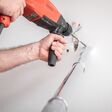 bohrmaschine, handwerker, hilti, bohren, loch, staubsauger, saugen, staub, wand, schlagbohrer, dübel, aufhängen, baustelle, inneneinrichtung, drehen, rotation, steinbohrer, mauerwerk, tiefe, elektrisch, gerät, werkzeug, loch bohren, team, absaugen, arbeiten, teamwork, griff, halten, rohr, schlagbohrmaschine, laser, linienlaser, gegenlicht, sonne, professionell, handwerk, raumausstatter, vorhang, bild, hausmeister, heimwerker, baumarkt, hände, arme, männlich, jung, dynamisch, haus, arbeit