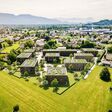 Auf dem 13.000 m² großen Grundstück am Ortseingang von Höchst errichten i+R Wohnbau und die Wohnbauselbsthilfe den Wohnpark ?Am Römerstein? mit 9 Mehrfamilienhäusern samt großzügigem Freiraumkonzept.