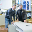 Von links: Eduard Artner, Leiter von Baumit BauMinator® und Architekt Guido R. Strohecker von Strohecker Architects präsentierten auf der „Lebensraum 2022“ in Graz die Weltneuheit „Seilbewehrung in 3D- Betondruck“.