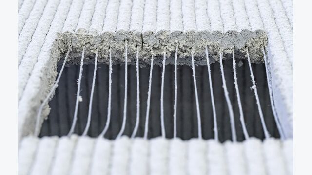 Baumit BauMinator® ist es als ersten 3D-Betondruckanbieter gelungen, ein patentiertes Zusatzmodul zu entwickeln, mit dem während des Drucks ohne Einschränkung von Geometrie und Druckgeschwindigkeit spezielle Seile in das Material mit eingedruckt werden.