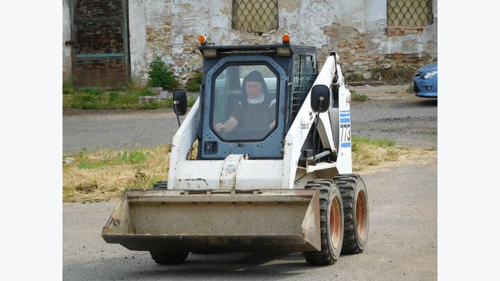 Nonnen nutzen Bobcat 773 Kompaktlader um Kloster zu restaurieren
