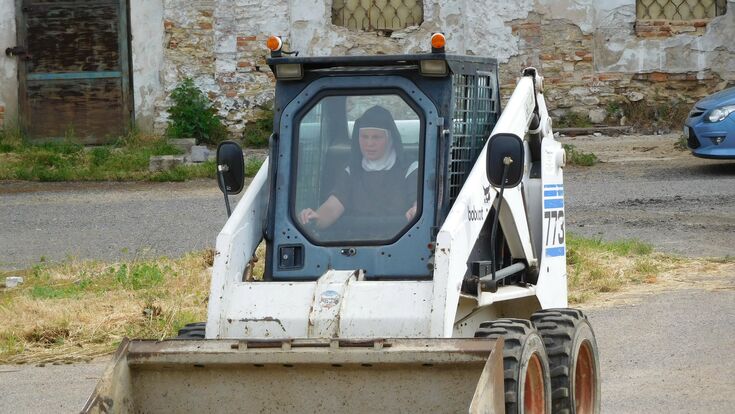 Nonnen nutzen Bobcat 773 Kompaktlader um Kloster zu restaurieren