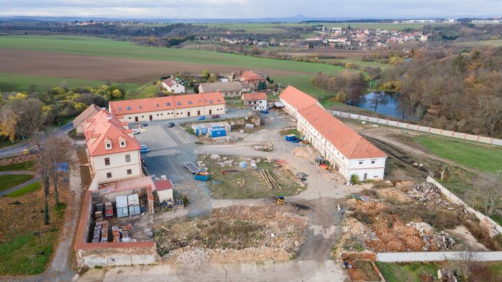 Nonnen nutzen Bobcat 773 Kompaktlader um Kloster zu restaurieren