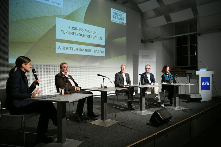 Das Podium der Vortragenden