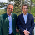 Eli Widecki (rechts) übernahm per 16. Mai 2022 die neu geschaffene Stabsstelle Energiestrategie und Kreislaufwirtschaft bei Baumit. Robert Schmid (links), geschäftsführender Gesellschafter der Baumit Beteiligungen GmbH, freut sich über den Neuzugang.