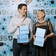 Das ausgezeichnete Team mit den Awards