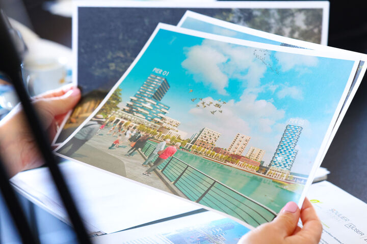 Wien - Spektakul?re Klimapioniergeb?ude: Soulier Real Estate und Moser Wohnbau & Immobilien Wien entwickeln Pier 01 und Pier 05 an der Seestadtpromenade. Die Sieger des Bietverfahrens der Wien 3420 aspern Development AG f?r die beiden Schl?ssel-Baufelder H1 und H5 an der ?aspern urban Waterfront? im Quartier Seeterrassen stellen sich vor. Mit Soulier Real Estate (?Pier 01?) und Moser Wohnbau & Immobilien (?Pier 05?) ziehen neue, spannende Immobilienentwickler in der Seestadt ein, die Gro?es vorhaben: Zwei Hochhausprojekte zum Wohnen und Arbeiten mit insgesamt rund 63.700 m? oberirdischer Bruttogescho?fl?che. H?chste Qualit?tsanspr?che begleiten die Projekte, f?r die erstmals der neue Geb?udestandard der Seestadt, aspern klimafit, angewandt wird.
