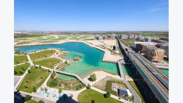 Wien - Spektakul?re Klimapioniergeb?ude: Soulier Real Estate und Moser Wohnbau & Immobilien Wien entwickeln Pier 01 und Pier 05 an der Seestadtpromenade. Die Sieger des Bietverfahrens der Wien 3420 aspern Development AG f?r die beiden Schl?ssel-Baufelder H1 und H5 an der ?aspern urban Waterfront? im Quartier Seeterrassen stellen sich vor. Mit Soulier Real Estate (?Pier 01?) und Moser Wohnbau & Immobilien (?Pier 05?) ziehen neue, spannende Immobilienentwickler in der Seestadt ein, die Gro?es vorhaben: Zwei Hochhausprojekte zum Wohnen und Arbeiten mit insgesamt rund 63.700 m? oberirdischer Bruttogescho?fl?che. H?chste Qualit?tsanspr?che begleiten die Projekte, f?r die erstmals der neue Geb?udestandard der Seestadt, aspern klimafit, angewandt wird.