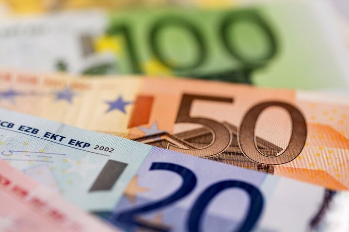 Viele verschiedene Euro Geldscheine. Symbolfoto für Reichtum und Geldanlage.