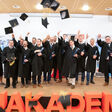 14 Absolventen freuen sich über ihren MBA-Abschluss