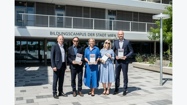 GVTB-Betonpreis 2021 f?r den Bildungscampus Liselotte-Hansen-Schmidt: Christoph Ressler, GVTB, ?berreichte die Troph?en an Andreas Bremhorst, Karl und Bremhorst Architekten, Ute Schaller, Baudirektion der Stadt Wien, Yvonne Otrob, kaufm?nnische Direktionsleitung Strabag, und Harald Fritsch, Transportbeton.