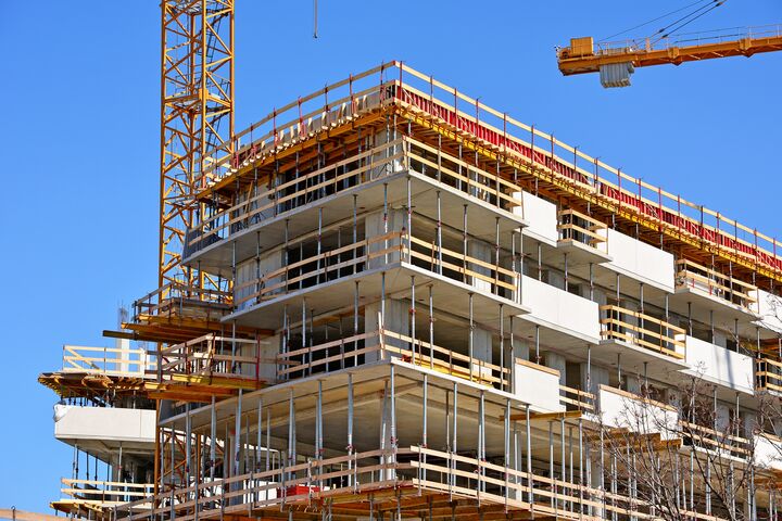 neubau, holzgerüst, baustelle, wohnbau, baugerüst, wohnraum, gerüstbau, gerüst, absturzsicherung, hilfskonstruktion, holzkonstruktion, arbeitsgerüst, holzbretter, dielen, holzdielen, bretter, bohlen, holzbohlen, montagetechnik, hochbau, baufeld, baugewerbe, bauindustrie, schwerindustrie, architektur, bauvorhaben, bauverfahren, beton, stahlbeton, stahlbetonbau, fenster, fassade, fertigteile, beton-fertigteile, betonwände, balkonbau, holzbrüstung, ersatzbrüstung, balkone, stahlträger, immobilie, wohnbauprojekt, neubauprojekt, bauträger, bauunternehmen, bauprojekt, krane, turmkran, kranturm