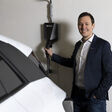Co-CEO & Co-Founder Dominik Wegmayer mit PAYUCA E-Ladestation