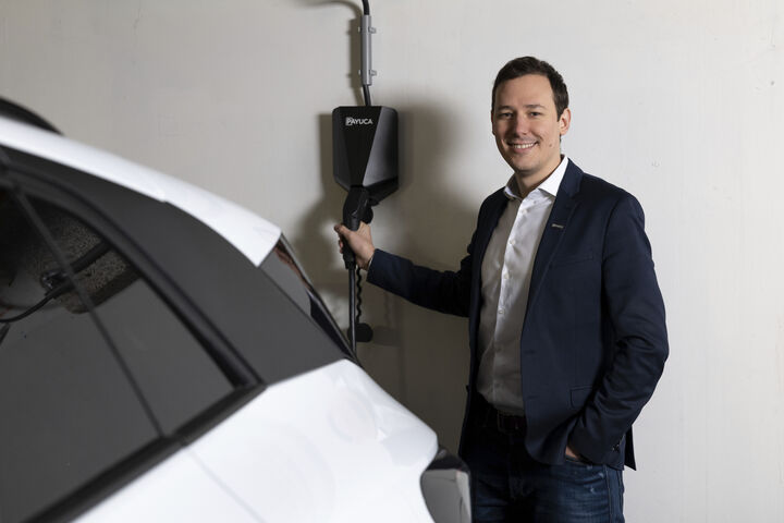 Co-CEO & Co-Founder Dominik Wegmayer mit PAYUCA E-Ladestation