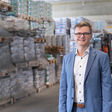 MAPEI Geschäftsführer Andreas Wolf im Lager Bauchemie