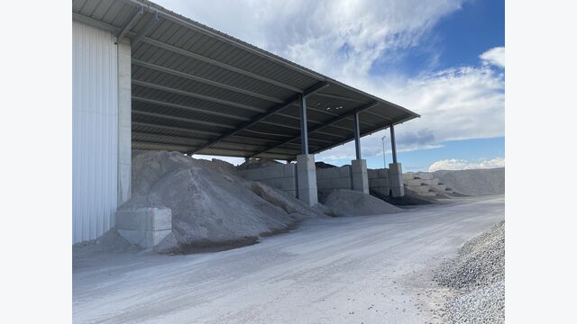 Überdachung der Gesteinskörnung in einer Asphaltmischanlage