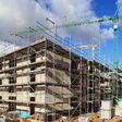 Dunkle Wolken über Baustelle