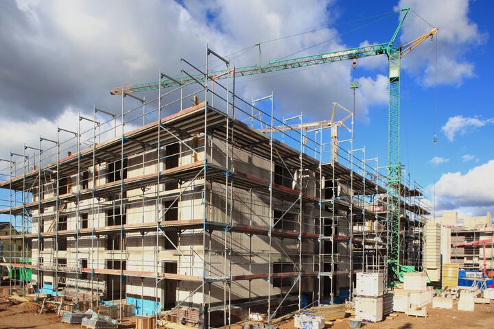 Dunkle Wolken über Baustelle
