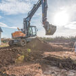 erdaushub, kellerbau, kellergeschoss, keller, hausbau, neubau, baustelle, planung, ausbaggern, grube, bodenplatte, vermessen, abstecken, grobeinmessung, feineinmessung, vermesser, infrastruktur, eigenheim, lens flare, wolken, sonne, sommer, hintergrund, konzept, erdarbeiten, tiefbau, absteckung, kanaldeckel, grundstück, bagger, baufirma, schachtarbeiten, tief, architekt, schwerindustrie, bau, haus, erschließung, anschluss, aushub, schacht, arbeiten, grabung, ausschachten, sonnig, gartenbau, garten, gartengestaltung, außenanlagen, kettenbagger