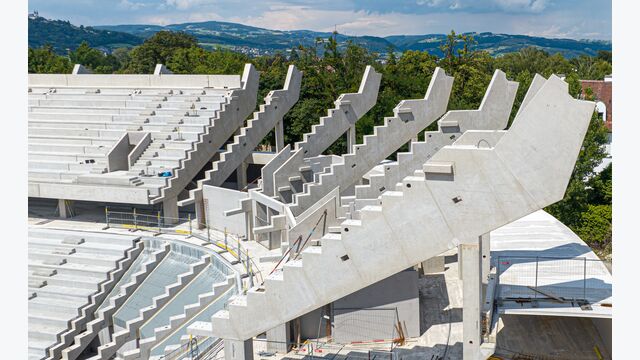 Bei der Tribünenerrichtung der Raiffeisen Arena in Linz