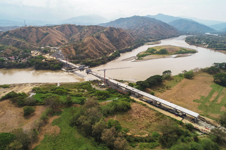 Brücke bei der AUTOPISTA AL MAR, Kolumbien