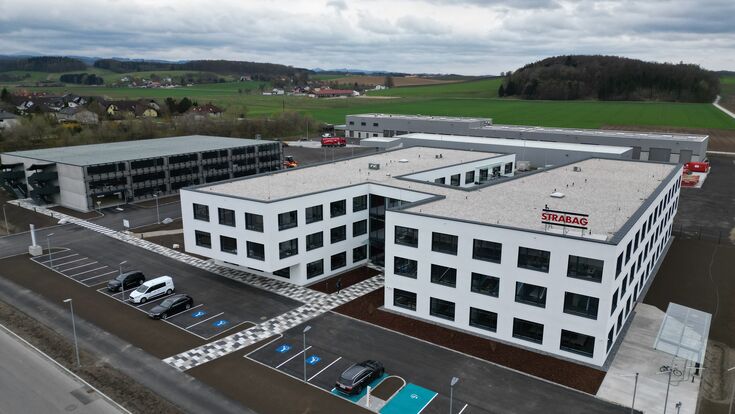 Auf einer Fläche von rund 30.000 m2 ist seit 2021 die neue STRABAG-Niederlassung in St. Pölten entstanden. Neben einem Bürogebäude und dazugehörigen Parkflächen, finden sich auf dem Areal auch Lager- und Werkshallen.