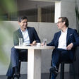 Doka Interview Geschäftsführer am Tisch