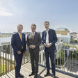 Mediengespräch in der nachhaltigen Bundesschule AHS Wien West (v.l.n.r.): Geschäftsführer der BIG Wolfgang Gleissner, Bundesminister für Bildung, Wissenschaft und Forschung Martin Polaschek und Univ. Prof. Christian Kühn von der TU Wien