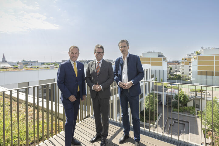 Mediengespräch in der nachhaltigen Bundesschule AHS Wien West (v.l.n.r.): Geschäftsführer der BIG Wolfgang Gleissner, Bundesminister für Bildung, Wissenschaft und Forschung Martin Polaschek und Univ. Prof. Christian Kühn von der TU Wien