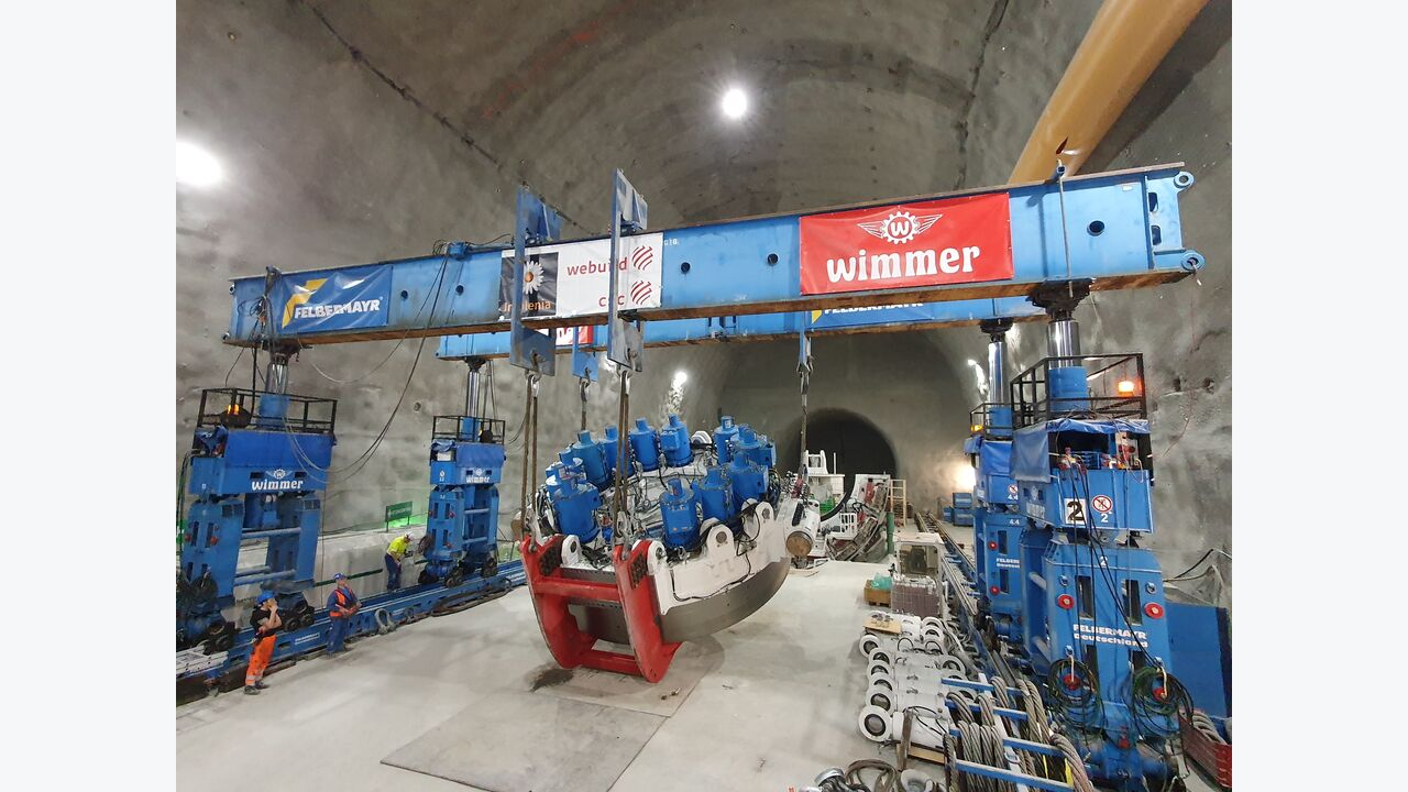 Brennertunnel 300 Tonnen Bohrmaschinen Unterirdisch Aufgestellt SOLID brennertunnel-300-tonnen-bohrmaschinen-unterirdisch-aufgestellt-solid