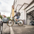 Lehrling auf einem E-Bike von movelo