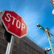 berlin, stop, halt, baustelle, wohnungsbau, kran, verkehrszeichen, strassenverkehr, gebot, hinweiszeichen, rot, achteck, kreuzung, mietpreis, miete, himmelblau, berlin, stop, halt, baustelle, wohnungsbau, kran, verkehrszeichen, strassenverkehr, gebot, hinweiszeichen, rot, achteck, kreuzung, mietpreis, miete, himmelblau