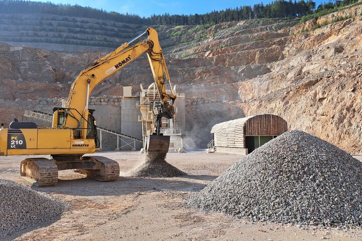 Aufbereitung Beton mit Bagger