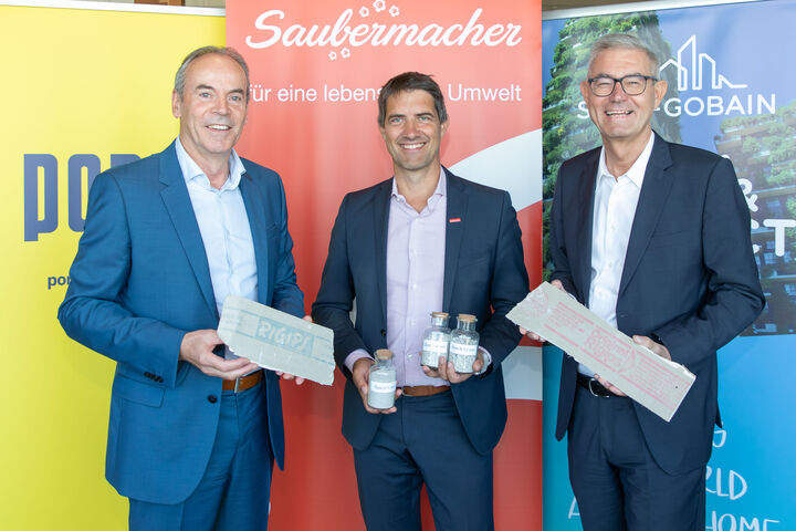 Foto: v.l.n.r.: Josef Pein, COO Porr; Ralf Mittermayr, CEO Saubermacher; Peter Giffinger, CEO Austria Saint‐Gobainn