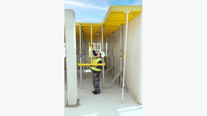 Der DokaXdek-I-Rahmen 
bietet ergonomisches und sicheres
Schalen der Decke im Ein-Personen-
Aufbau.