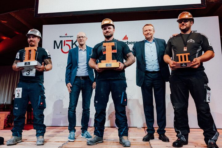 Wienerberger Geschäftsführer Johann Marchner (2.v.r.) und Vertriebsleiter Gerhard Staudinger (2.v.l.) mit Sieger Marco Hertscheg, Thomas Tröber (Platz zwei) und Josip Draksic (Platz drei).