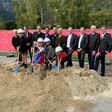 Spatenstich in Ebensee: v.li. Energie AG Projektleiter Michael Pohlert, Energie AG CEO Leonhard Schitter, Energie AG COO Stefan Stallinger, PORR Geschäftsführer Josef-Dieter Deix, Energie AG CFO Andreas Kolar, Energie AG Erzeugung GmbH Geschäftsführer Norbert Rechberger, Andritz Hydro CTO Markus Schneeberger, PORR COO Jürgen Raschendorfer sowie Energie AG Projektleiter Klaus Höller und Michael Schweinsteiger