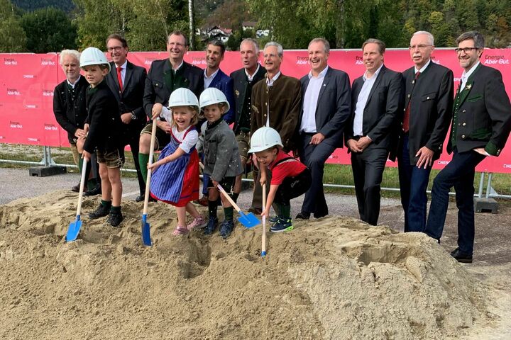 Spatenstich in Ebensee: v.li. Energie AG Projektleiter Michael Pohlert, Energie AG CEO Leonhard Schitter, Energie AG COO Stefan Stallinger, PORR Geschäftsführer Josef-Dieter Deix, Energie AG CFO Andreas Kolar, Energie AG Erzeugung GmbH Geschäftsführer Norbert Rechberger, Andritz Hydro CTO Markus Schneeberger, PORR COO Jürgen Raschendorfer sowie Energie AG Projektleiter Klaus Höller und Michael Schweinsteiger
