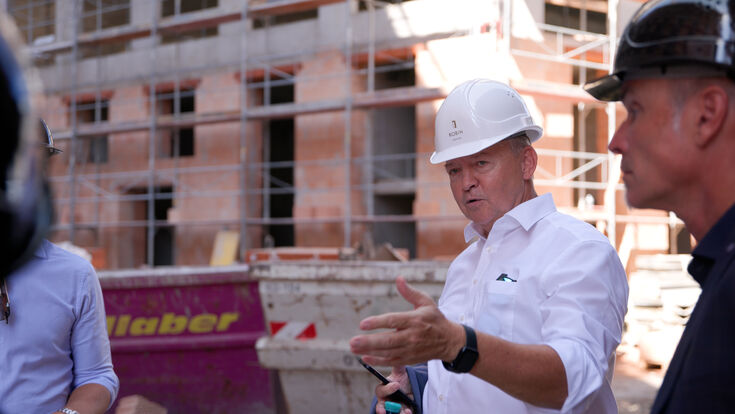 © Julian Eisenkirchner Johann Marchner, Geschäftsführer Wienerberger Österreich, bei der Baustellenbesichtigung des neuen energieeffizienten 2226-Vorzeigeprojekts Robin in der Seestadt Aspern.
